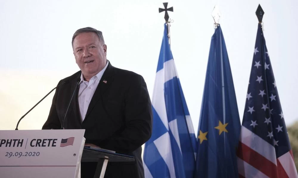 Μάικ Πομπέο: Ευχήθηκε «καλή χρονιά» με εικόνα από το σόου πυροτεχνημάτων στην Αθήνα